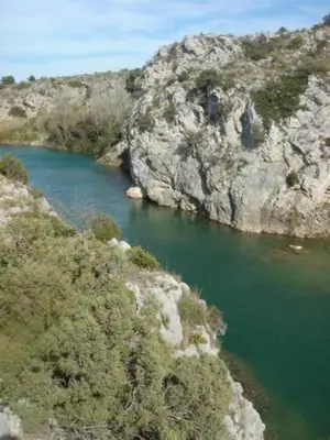a river in the middle of a mountain with green water at Studio proche de la mer in Portel-des-Corbières