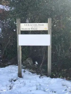 a sign for a golf course in the snow at Gîte San Jordi in Duilhac
