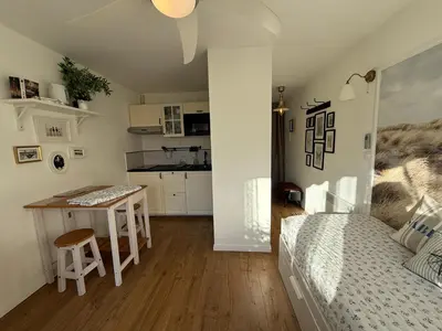 a room with a bed and a table and a kitchen at Appartement avec terrasse au centre de GRUISSAN in Gruissan