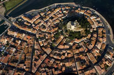an overhead view of a city with many houses at Appartement avec terrasse au centre de GRUISSAN in Gruissan