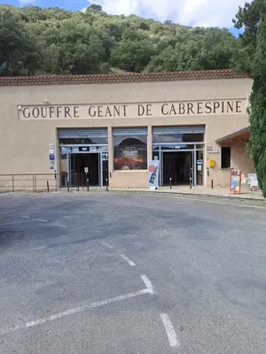 a store front of a building with the words couture grant de cartrerive at Drissia&Othman Atipik in Carcassonne