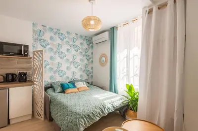 a small bedroom with a bed and a window at L'Exotique Narbonnais in Narbonne
