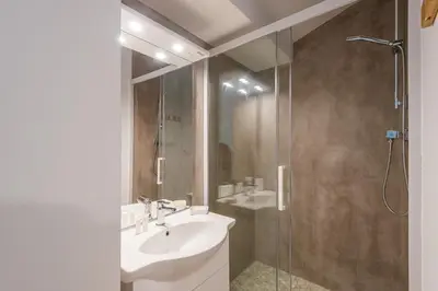 a bathroom with a sink and a shower at Le Cosy Narbonnais in Narbonne