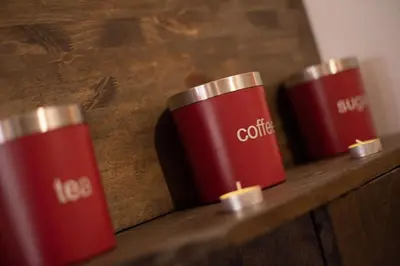 three red cups on a wooden shelf with candles at L'atypique, La Vue et le Standing du 36 ! Emplacement, clim et extérieur ! in Carcassonne