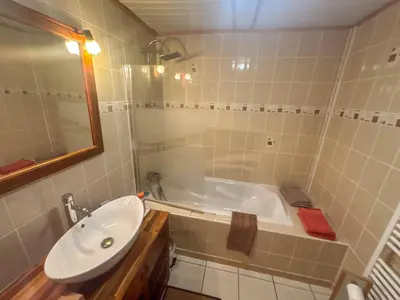a bathroom with a sink and a bath tub at Écolodge Les Sentiers du Lac - Domaine de la Gaïa in Sorèze