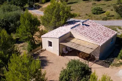 an overhead view of a small house with a roof at L'Arbre à soleil in Aigues-Vives