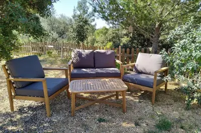 two chairs and a coffee table in a yard at L'Arbre à soleil in Aigues-Vives
