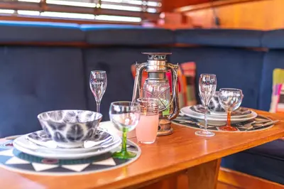a table with wine glasses and a blender on it at Bateau Le Nubian in Narbonne