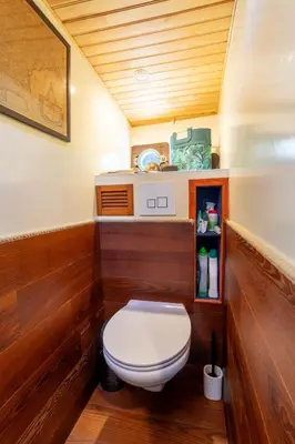 a small bathroom with a toilet in a boat at Bateau Le Nubian in Narbonne