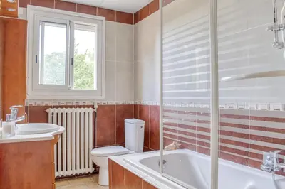 a bathroom with a tub and a toilet and a sink at Les Vignes de Carcassonne - Classé 4 étoiles Piscine et clim in Capendu
