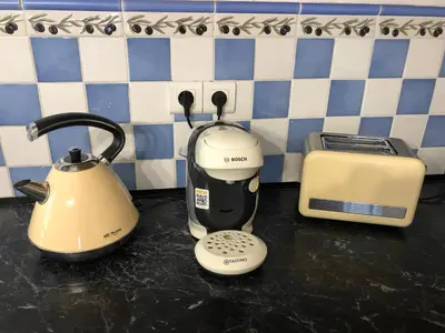 a blender and a toaster on a counter in a kitchen at La casa Trivala in Carcassonne