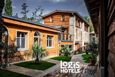 an image of a log house at Logis Hotel Nature Cathare in Léran