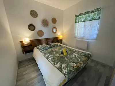 a small bedroom with a bed and a window at Coup de cœur 4 étoiles en hyper centre, gare immédiate et canal du midi à 2 pas in Castelnaudary