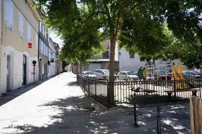 a city street with a tree and a fence at Maison La Majorelle - 90m2 - Garage et Terrasse in Pamiers