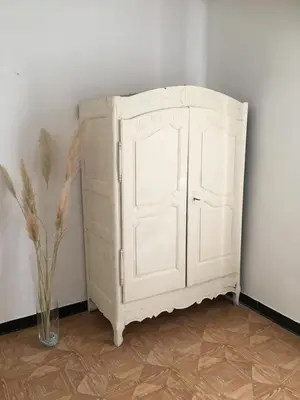 a white cabinet in the corner of a room at Chez Tatie Ménie in Fraissé-des-Corbières