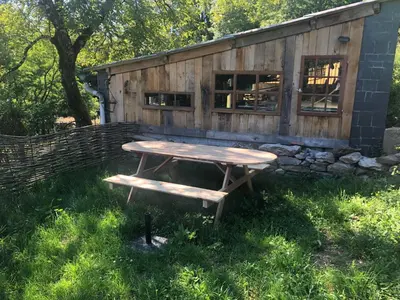 a picnic table in front of a building at Gîte Terra Bosca in Cambounès