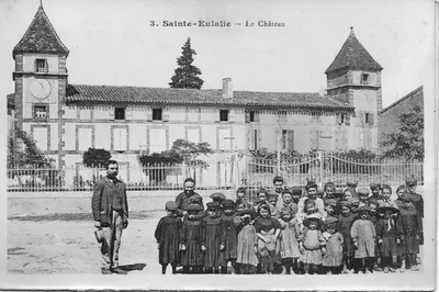 an old photo of a group of children in front of a building at Ruby - Gîte 2 chambres dans vieux prieuré près de Carcassonne in Sainte-Eulalie