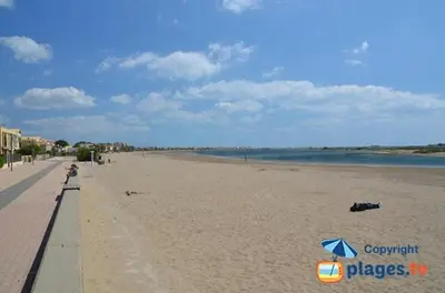 a view of a beach with people on it at Pavillon Grazel GRUISSAN in Gruissan