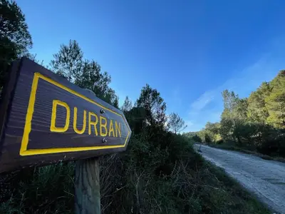 a sign on the side of a dirt road at Bergerie éco-gîte Serre Rouge in Durban-Corbières