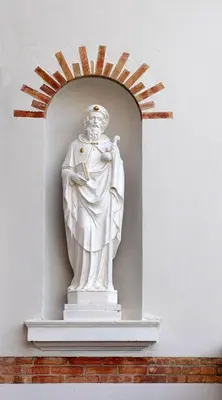 a statue of a god on the side of a wall at La Maison d'hôtes du Chapelier in Espéraza