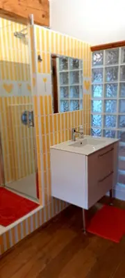 a bathroom with a sink and a shower at les galets de l agly, 6 ch, 12 couchages Semaine ou WE famille amis copains in Le Vivier