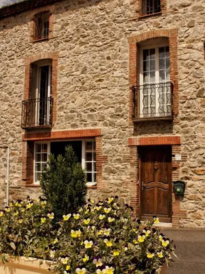 a building with a bunch of flowers in front of it at les galets de l agly, 6 ch, 12 couchages Semaine ou WE famille amis copains in Le Vivier