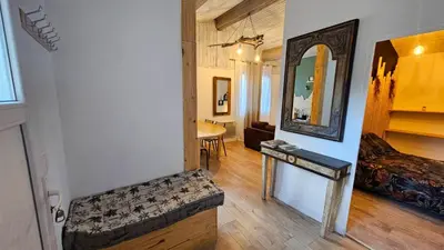 a living room with a bench and a mirror at le joyau de la cite in Carcassonne