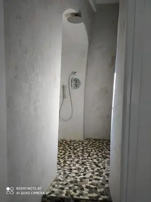a bathroom with a shower with a checkered floor at Le Selamat, Logis XXL au calme avec Terrasse in Carcassonne