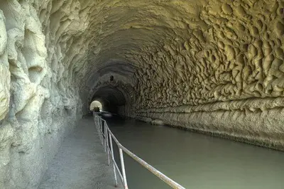 a tunnel with water in the middle of it at MAISON DIANA in Capestang