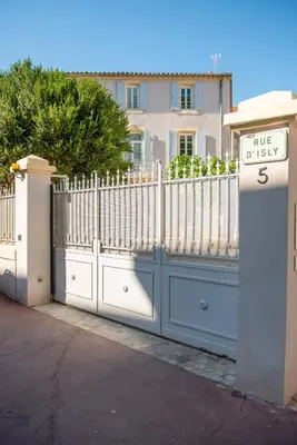 a white fence with a gate in front of a house at La Maison des Vendangeurs en Ville in Narbonne