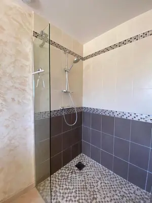 a bathroom with a shower with a glass door at Gîte du Mercadal Les Pujols in Pamiers