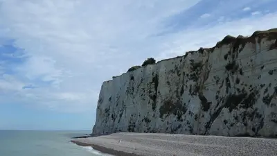 a cliff next to the ocean and a sandy beach at Le Coq du Nord - Mailhac Gîte et Chambres d'Hôtes in Mailhac