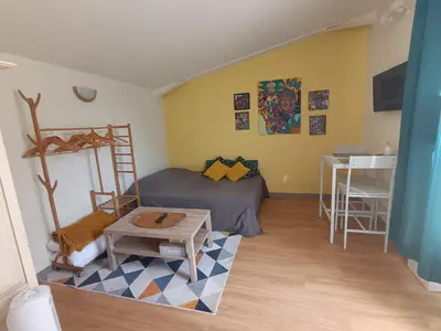 a bedroom with a bed and a table in a room at Studio indépendant au calme avec parking privatif in Caucalières