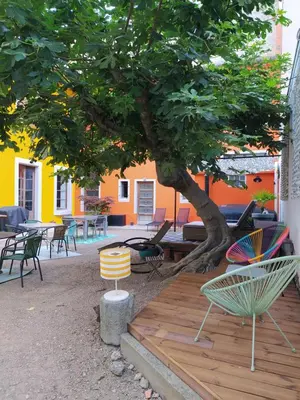 a group of chairs and a tree in a courtyard at Le 9 de Cour, Chambre Chaco in Carcassonne