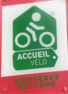 a green sign for a sign for a bicycle welcome at Chambre privée au calme excellente prestation in Castelnaudary