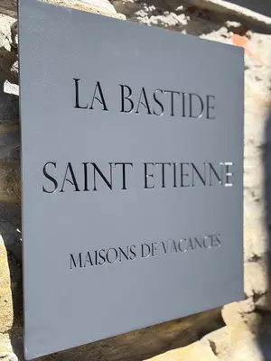 a sign that says la basteant entrance on a wall at La Bastide Saint Etienne in Cournanel