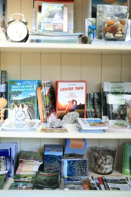 a book shelf filled with books on it at Chambre d'hôtes cosy Le Chalet -Tarn in Lacrouzette