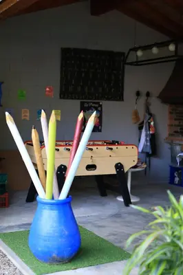 a blue cup filled with toothbrushes sitting on a rug at Chambre d'hôtes cosy Le Chalet -Tarn in Lacrouzette