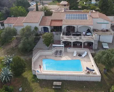 an aerial view of a house with a swimming pool at Le Fenouillet Cottage proche des Grands Buffets in Narbonne