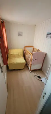 a small room with two beds in a room at Maison 3 pièces 5-7pers Vue sur port, garage, clim in Gruissan