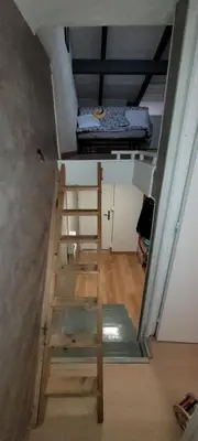 a room with a ladder and a bed on the ceiling at Maison 3 pièces 5-7pers Vue sur port, garage, clim in Gruissan