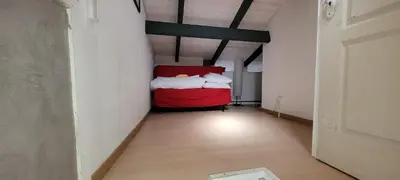 a room with a bed in the middle of a hallway at Maison 3 pièces 5-7pers Vue sur port, garage, clim in Gruissan