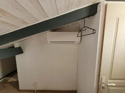 a room with a bunk bed with a ceiling at Maison 3 pièces 5-7pers Vue sur port, garage, clim in Gruissan