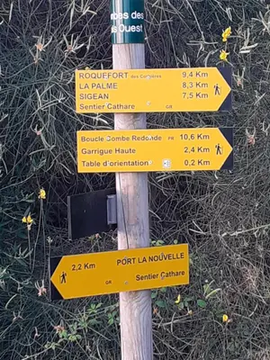 a street sign with yellow signs on a pole at MOBILHOME agréable sans draps ni serviettes in Port-la-Nouvelle