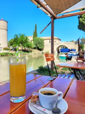 a cup of coffee and a drink on a table at Villa Napoléon Piscine&Jacuzzi in Le Somail