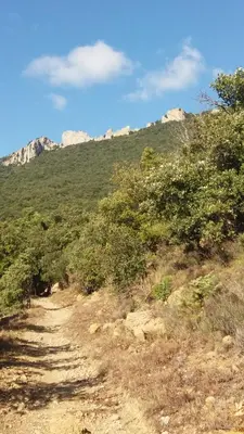 a dirt path on a hill with mountains in the background at La petite étape in Duilhac