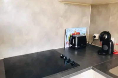 a black counter top with a toaster and a toaster at Résidence Port Soleil Duplex T3 46 m2 climatisé in Gruissan
