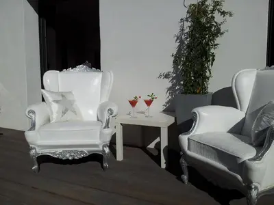 a living room with two chairs and a table with two glasses at Villa Zen in Narbonne