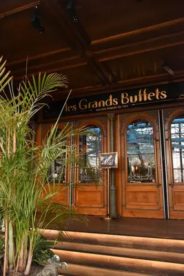 a building with a sign that readsorses grandeds bullets at Villa Zen in Narbonne