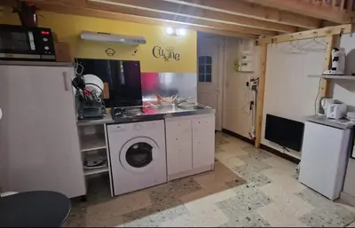 a kitchen with a sink and a washing machine at Beau studio en centre ville in Narbonne